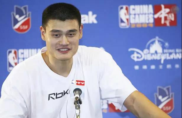 为什么nba会有中国队(NBA为什么举办中国赛，姚明起了至关重要的作用！)