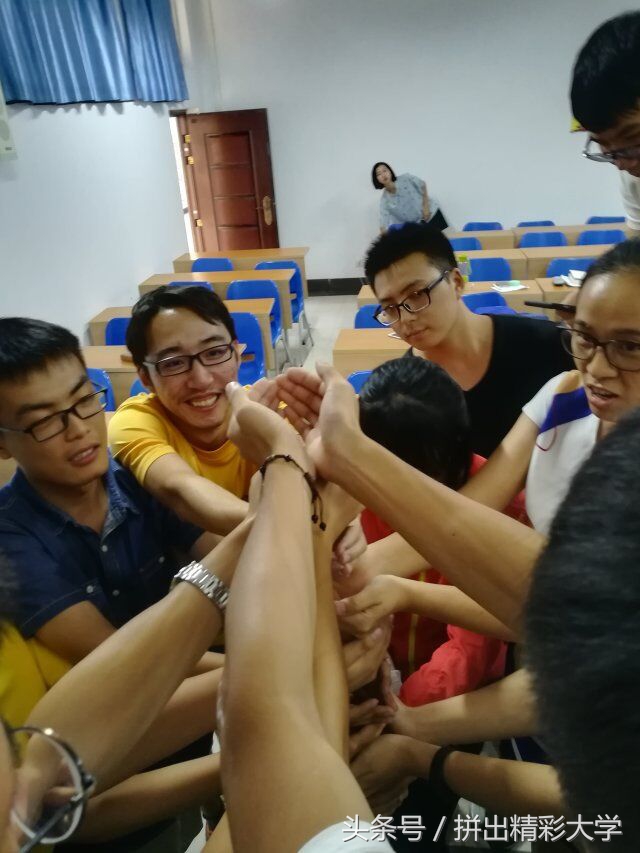 大学里的主题班会有一种是这样的：有图、有班级合唱视频