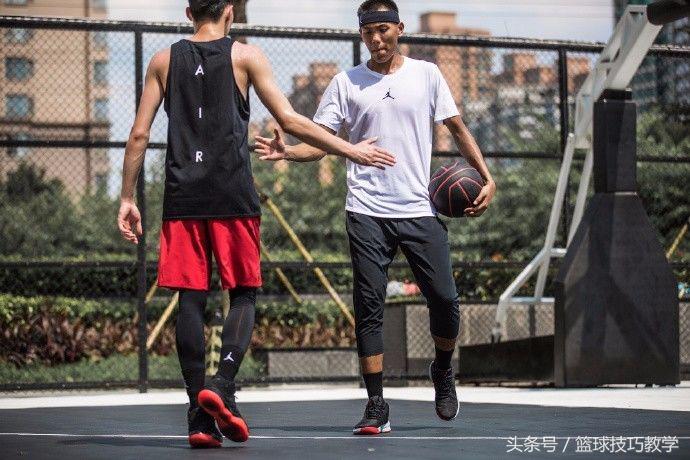 nba2k换手停顿教学(艾弗森当年就是用这招连续晃倒对手两次！超级简单实用！)