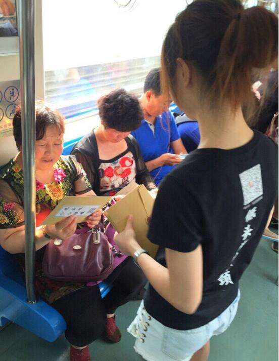 在地贴上买膏药的女孩如何撬动中国4个亿的微商！