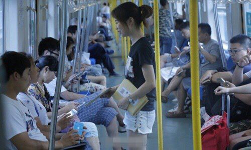 在地贴上买膏药的女孩如何撬动中国4个亿的微商！