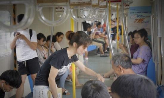 在地贴上买膏药的女孩如何撬动中国4个亿的微商！