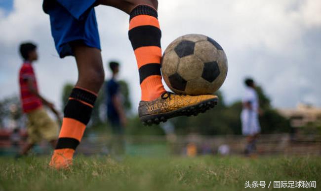 穷孩子等来踢球机会(印度足球即将崛起的标志：穷孩子能踢上球)