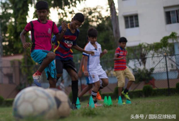 穷孩子等来踢球机会(印度足球即将崛起的标志：穷孩子能踢上球)