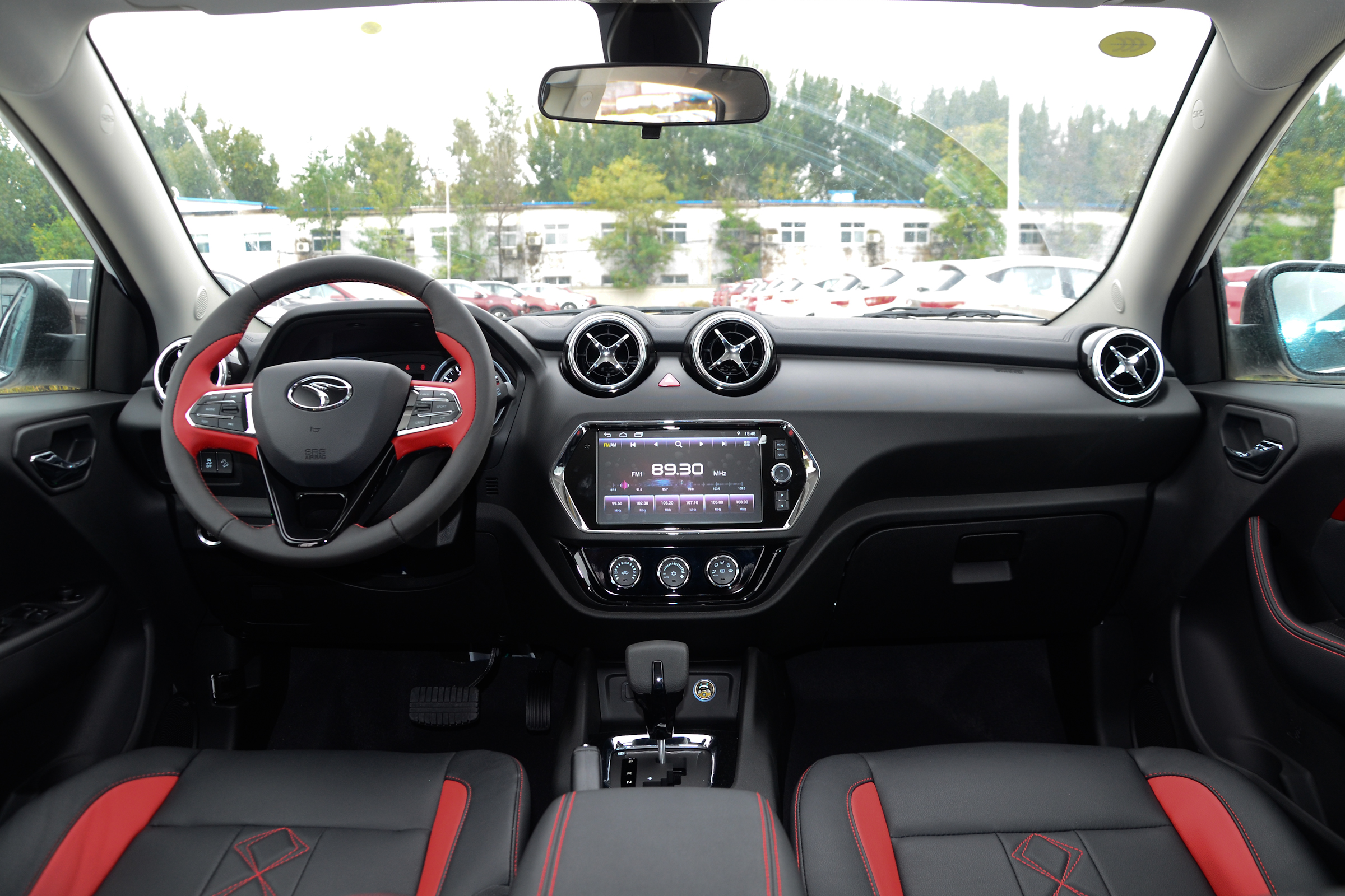 东南dx3东南dx3的内饰布局简约大方,设计也符合年轻人的审美,中控按键