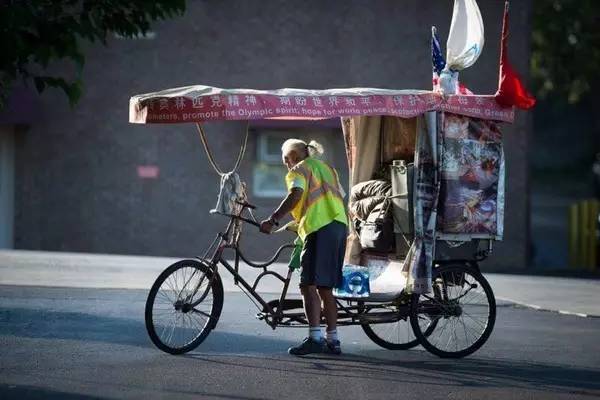 冲击世界杯足球赛32强伊朗退档(骑着三轮车环游世界16年，那个倔老头带着梦想走了……)