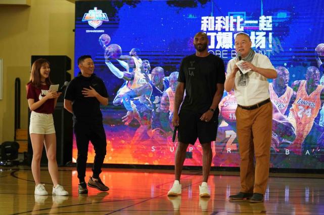 最强nba为什么换了代言人(科比出席腾讯的篮球游戏代言活动，全程用两个字形容：尴尬)