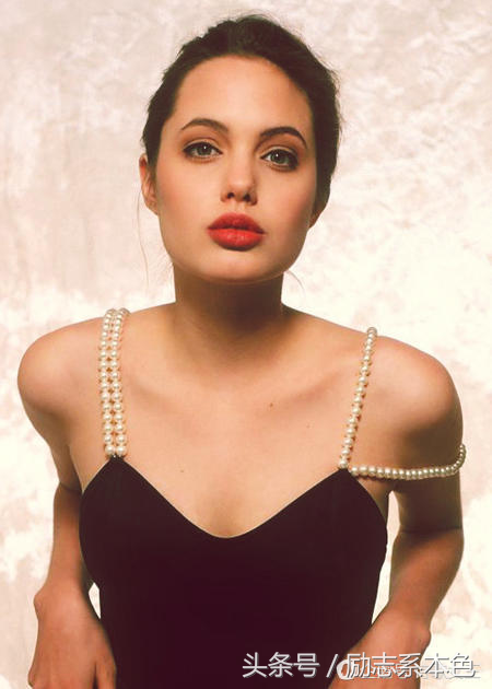 走进好莱坞超模女神安吉丽娜:高贵优雅的灵魂,是自己尊敬自己