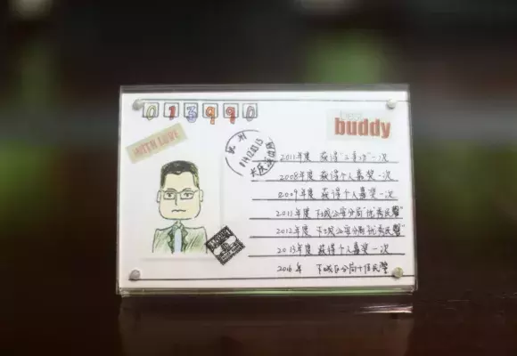 今天这对异地恋警营小夫妻火了，同事熬夜做的这份礼物，超棒！