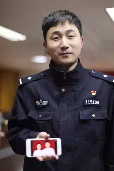 今天这对异地恋警营小夫妻火了，同事熬夜做的这份礼物，超棒！