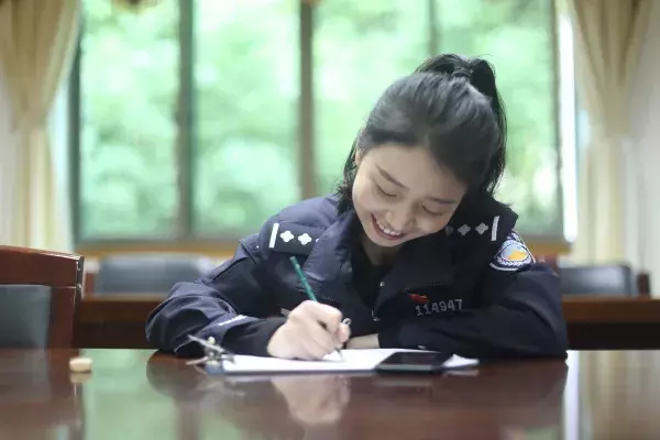 今天这对异地恋警营小夫妻火了，同事熬夜做的这份礼物，超棒！