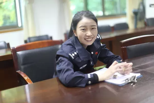 今天这对异地恋警营小夫妻火了，同事熬夜做的这份礼物，超棒！