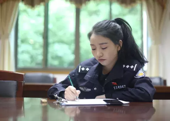 今天这对异地恋警营小夫妻火了，同事熬夜做的这份礼物，超棒！