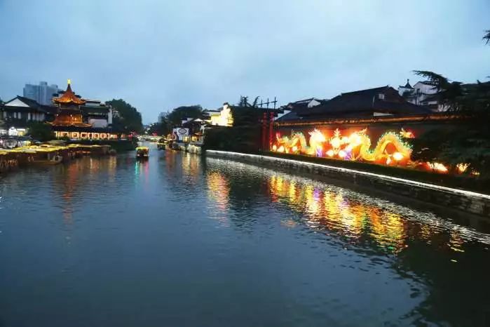 南京街拍：夜游秦淮河，繁华遗梦！