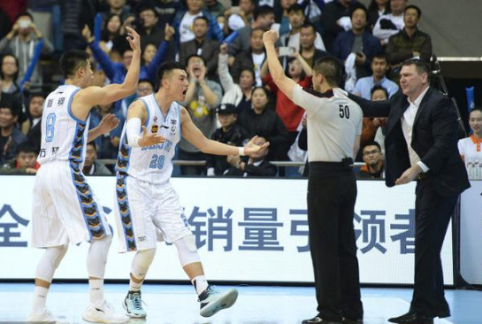 fiba为什么罚cba(国际篮联新规把CBA整蒙了！赵继伟、翟晓川“争议哨”有全新解读)