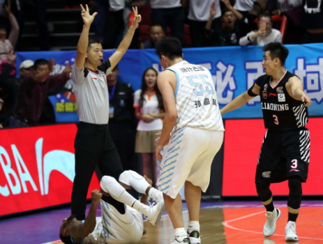 fiba为什么罚cba(国际篮联新规把CBA整蒙了！赵继伟、翟晓川“争议哨”有全新解读)