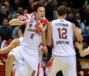 fiba为什么罚cba(国际篮联新规把CBA整蒙了！赵继伟、翟晓川“争议哨”有全新解读)