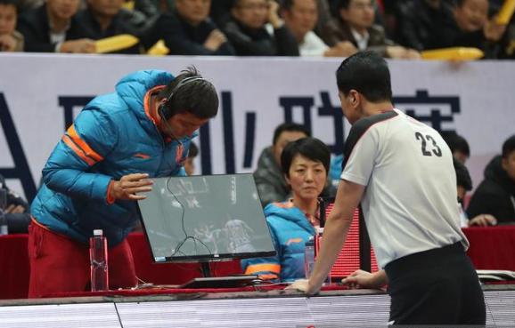 fiba为什么罚cba(国际篮联新规把CBA整蒙了！赵继伟、翟晓川“争议哨”有全新解读)