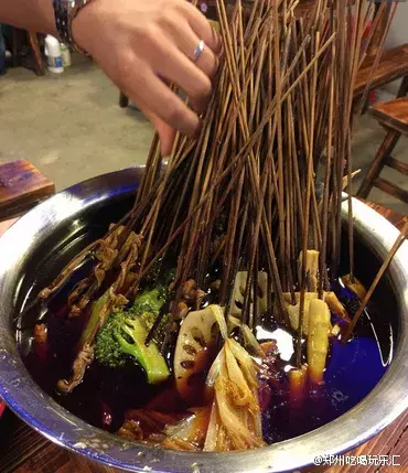 郑州这两条美食街的30家美食小店,你吃过几家?
