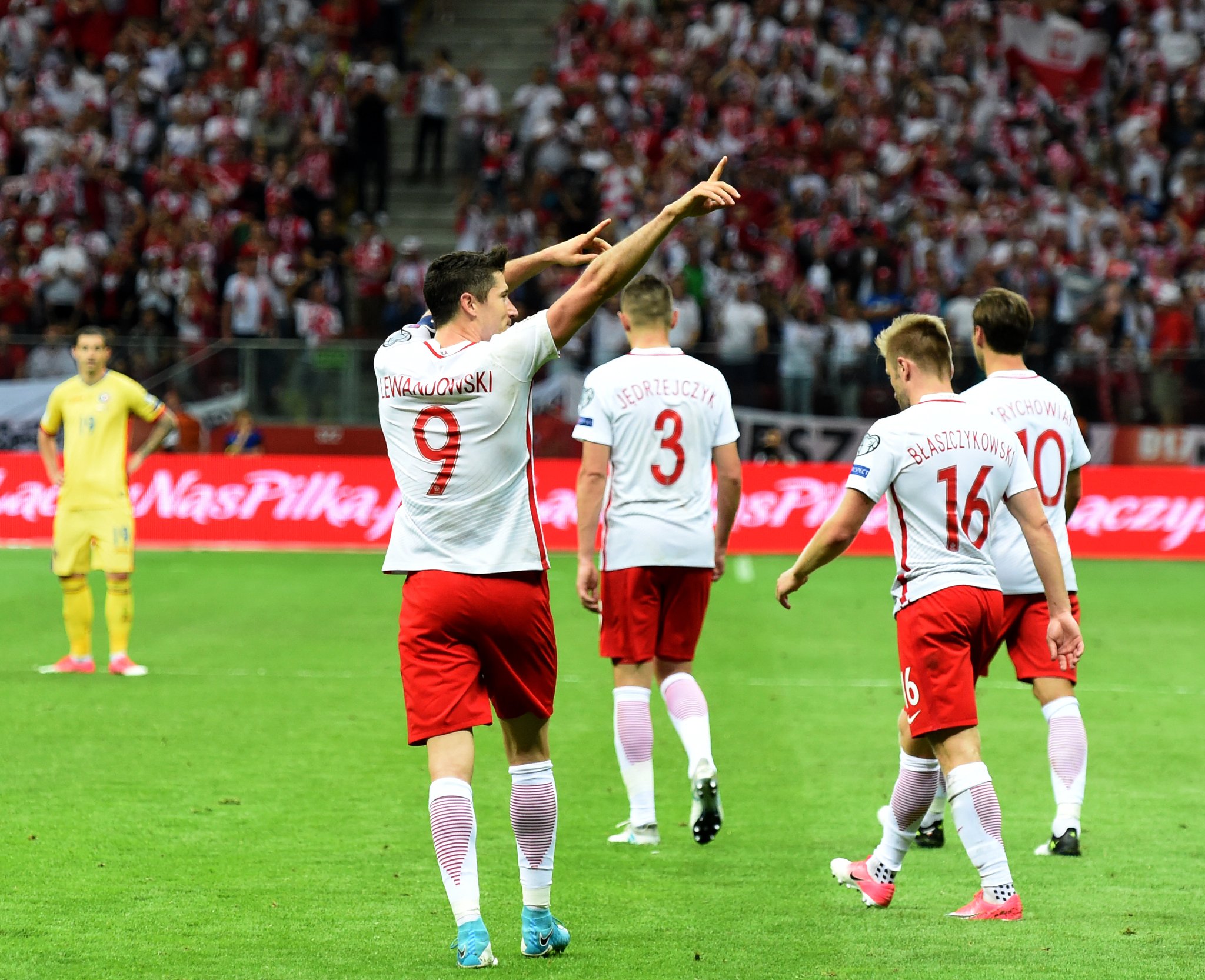 世界杯足球赛波兰(世界杯巡礼之波兰:时隔12年回归即成种子队 莱万