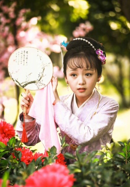 小戏骨钟宝儿挑战迪丽热巴凤九,就连孙俪的甄嬛也是一秒入戏