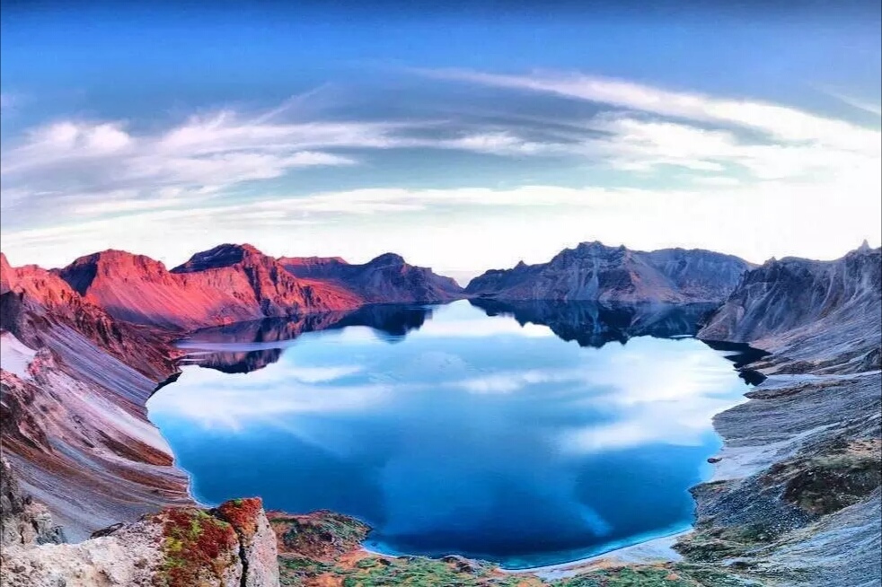 长白山天池为鸭绿江,图们江,松花江三条江的发源地,被誉为东北"三江源