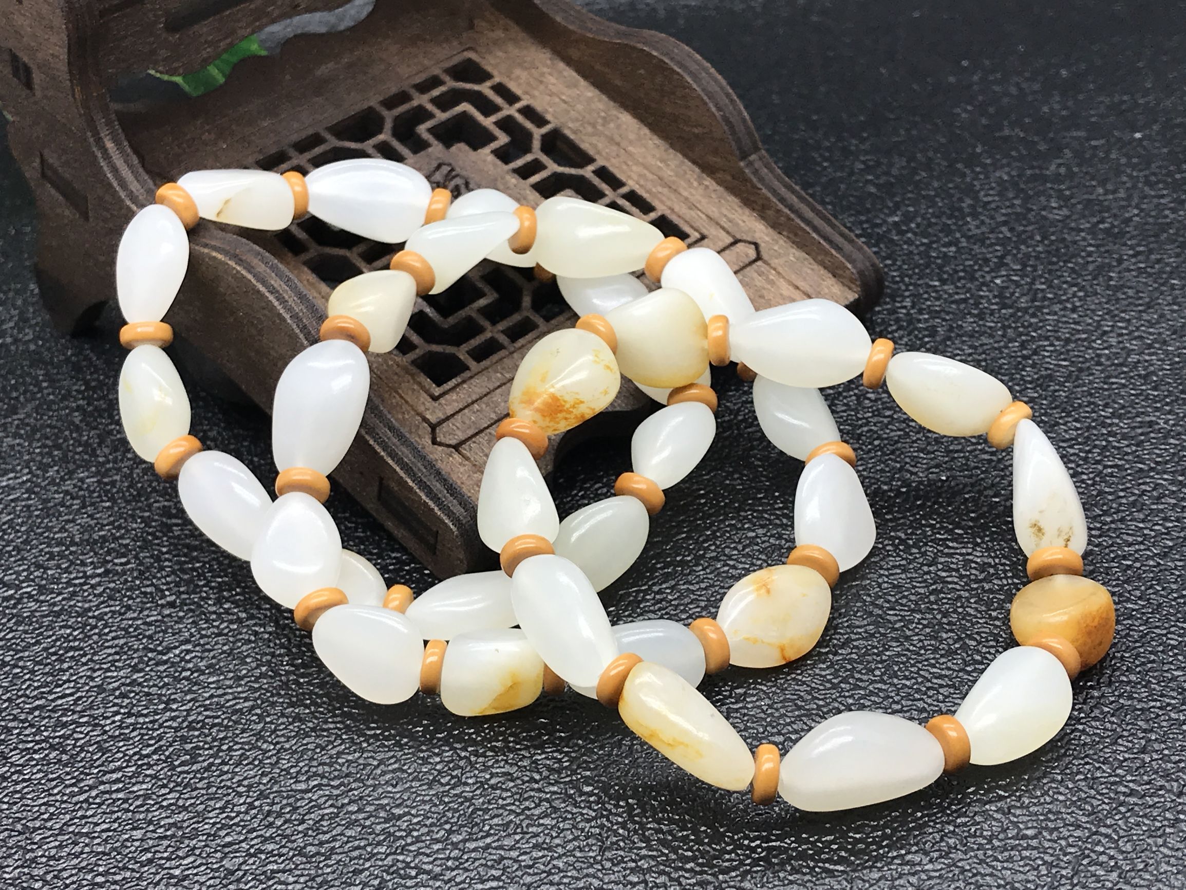 和田玉原籽手串:最自然,最原始的美!(十八罗汉手串配饰图片) 第5张