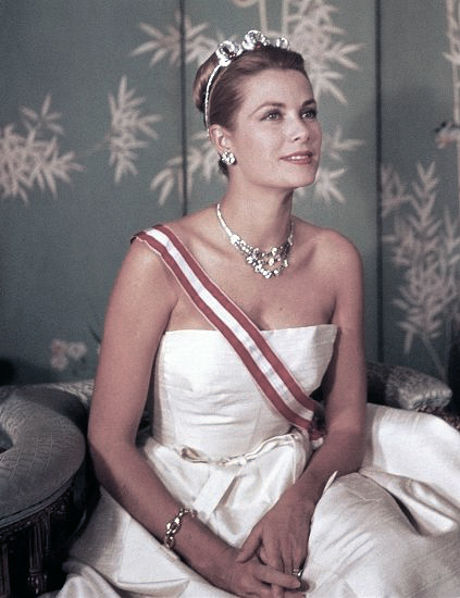 绶带的正确戴法(绶带的正确佩戴方法)_软猪手游网