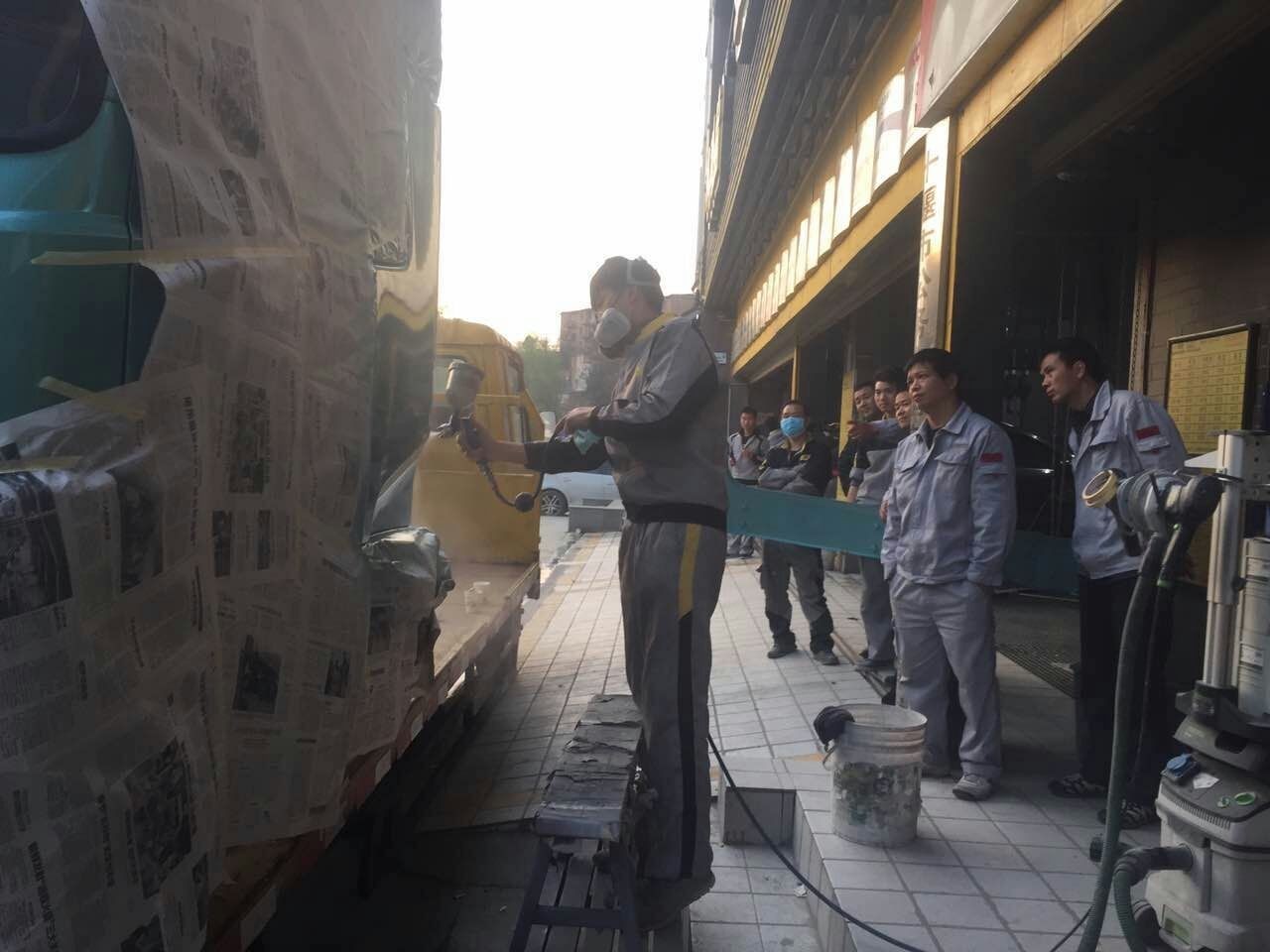 东风请小拇指帮忙喷漆，你说小拇指技术强不强？