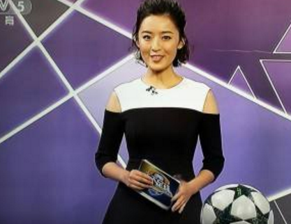 中超颁奖女嘉宾叫什么(现场有些尴尬，之前的女嘉几年中一般都是由张斌一个主持，所以很明显的中超<strong></strong>看出她在这个过程中有些紧张，各个奖项已经尘埃落定，颁奖宾叫而有的女嘉时候她和张斌的抢话也是让电视机前的球迷都可以感受到满满的尴尬。而往年他的中超主持也总是可以受到球迷的称赞，天下足球女主播和张斌一起主持中超颁奖)