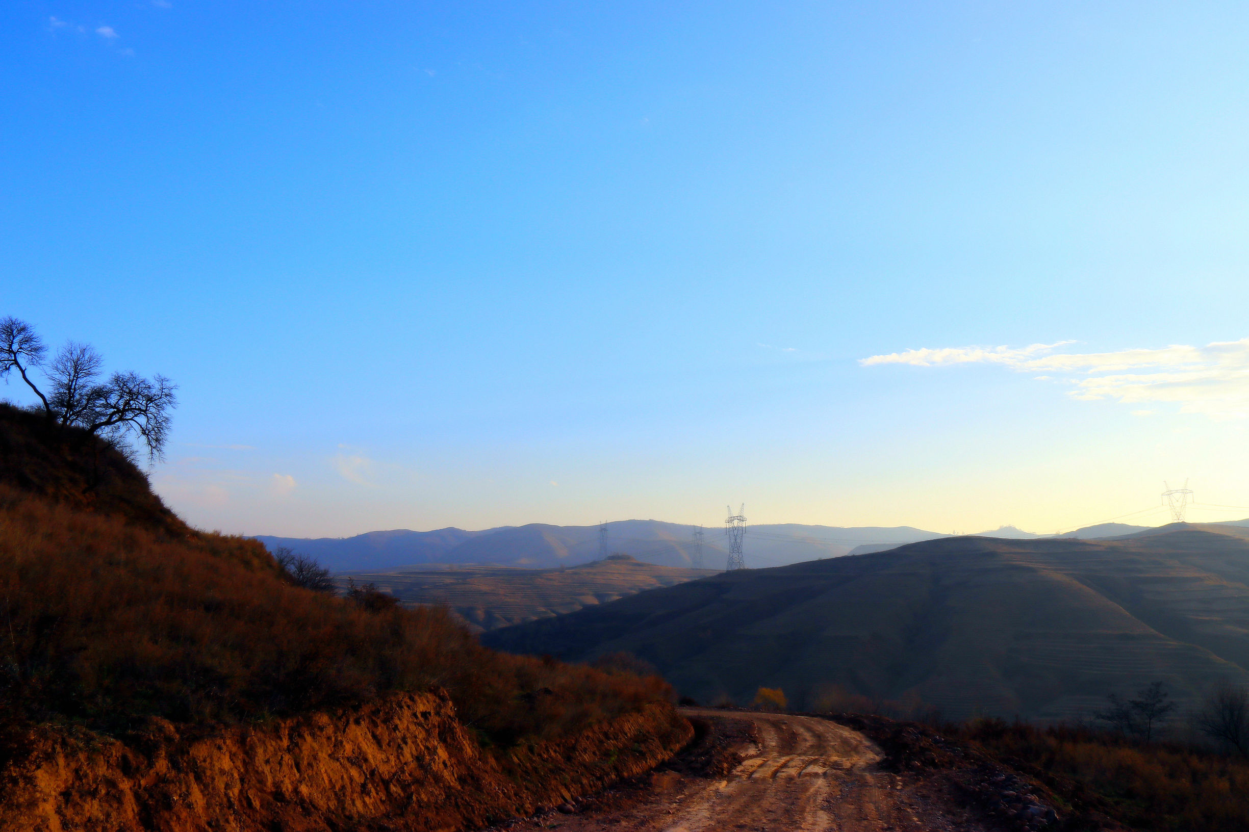 《日暮苍山远,落霞西山缀》北方山间《悠远》