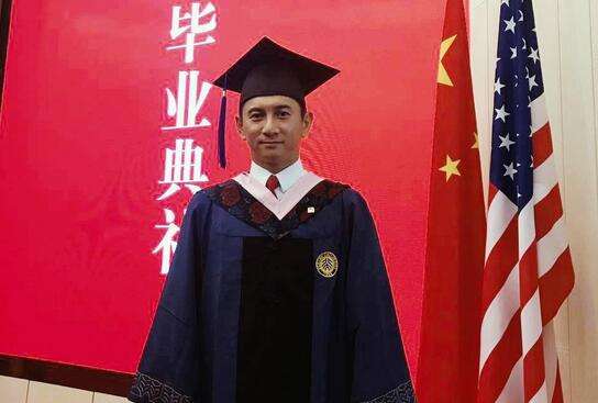 跪了，聚光灯下的学霸们，别再相信“读书无用论”了！