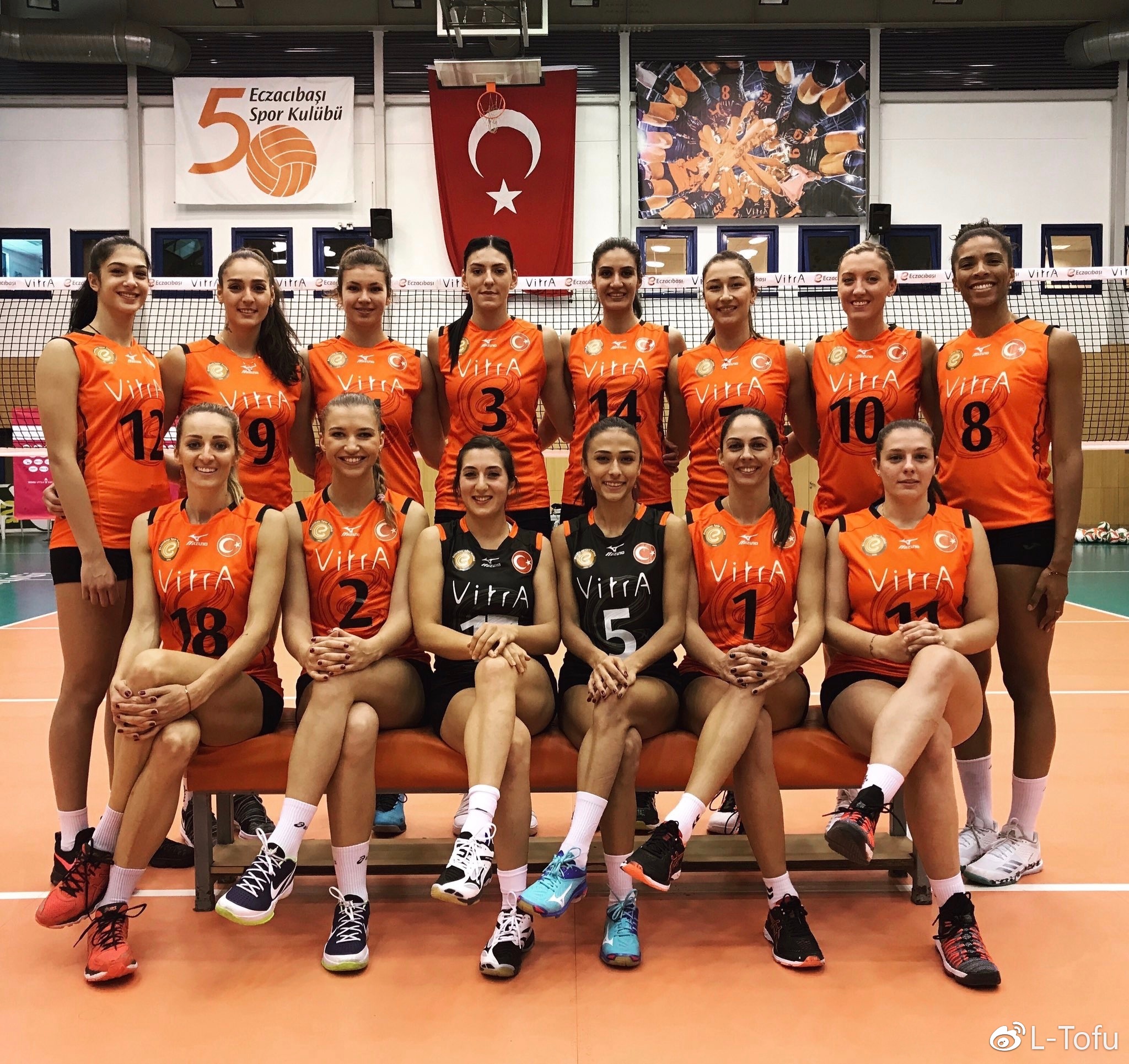 排球世界杯海报配色(盘点|别人家的女排联赛球衣!