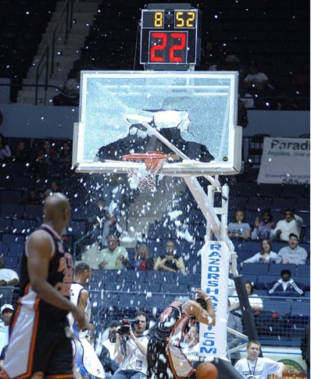 nba有哪些球员扣碎过篮板(扣碎篮板谁最强？奥胖生涯扣碎19个篮板，乔丹扣碎篮板也美如画)