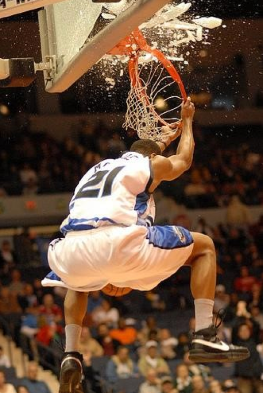 nba有哪些球员扣碎过篮板(扣碎篮板谁最强？奥胖生涯扣碎19个篮板，乔丹扣碎篮板也美如画)