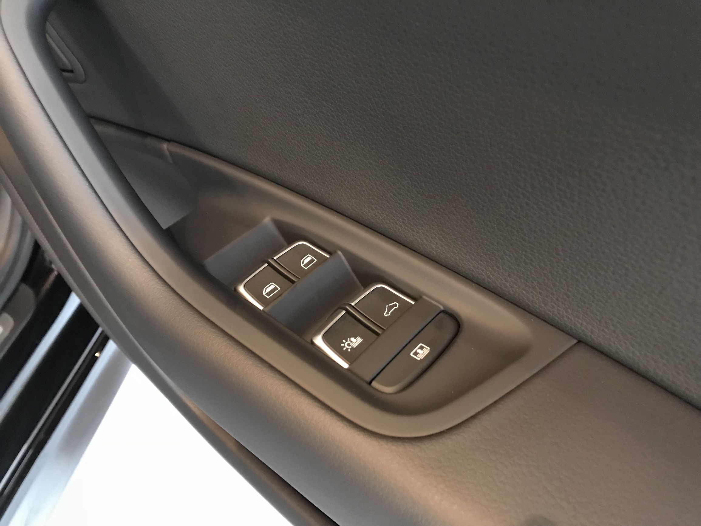 试A6L 45TFSI：V6机械增压全时四驱，落地50万和乞丐版5系一个价