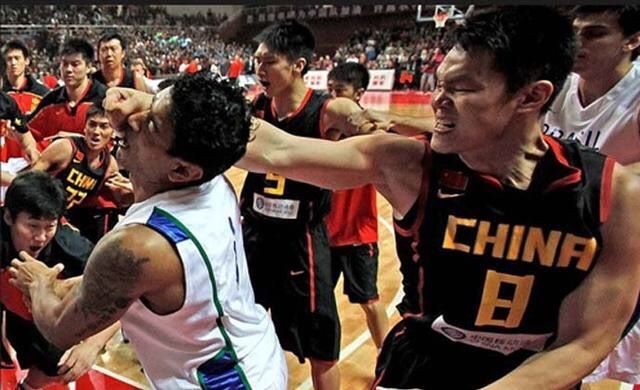 中国男篮斯坦科维奇杯打架(中国男篮打架不怂！李楠给老外看看什么是中国军体拳！)