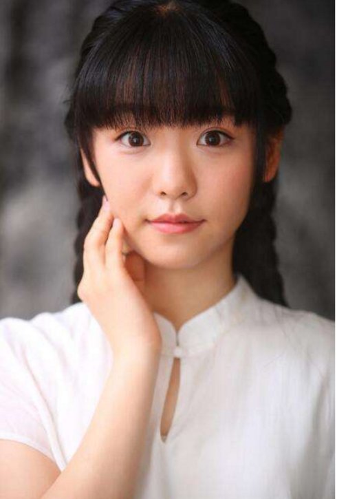 她的扮演者陈婧旸2002年出生,8岁因出演电影《南风中的微笑》因而进入