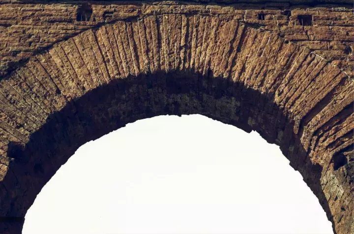 古罗马式建筑拱券图片(为什么有的拱门，有个尖)