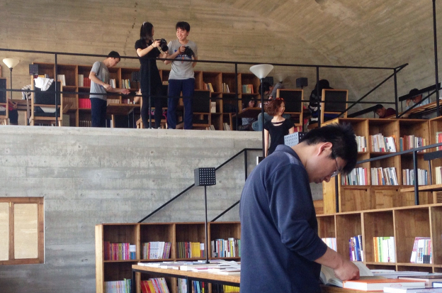 秦皇岛有中国最孤独的图书馆。其中读书的人很少，拍照的人很多。