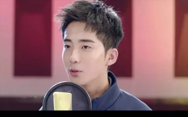 厉害了！百所高校大学生共唱《中国梦》附王俊凯、关晓彤独家拍摄花絮