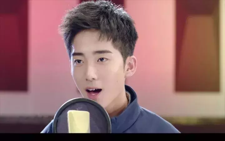 厉害了！百所高校大学生共唱《中国梦》附王俊凯、关晓彤独家拍摄花絮