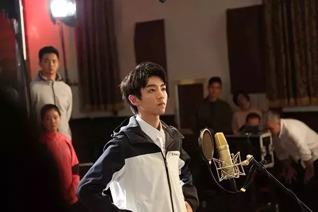 厉害了！百所高校大学生共唱《中国梦》附王俊凯、关晓彤独家拍摄花絮