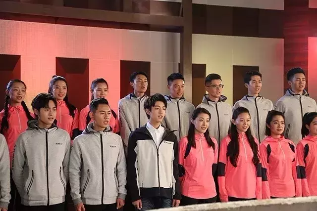 厉害了！百所高校大学生共唱《中国梦》附王俊凯、关晓彤独家拍摄花絮