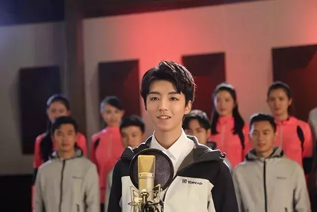 厉害了！百所高校大学生共唱《中国梦》附王俊凯、关晓彤独家拍摄花絮