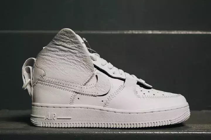 耐克连帽足球风衣(谁说联名没有设计感？Nike Air Force 1联乘设计告诉你行不行！)