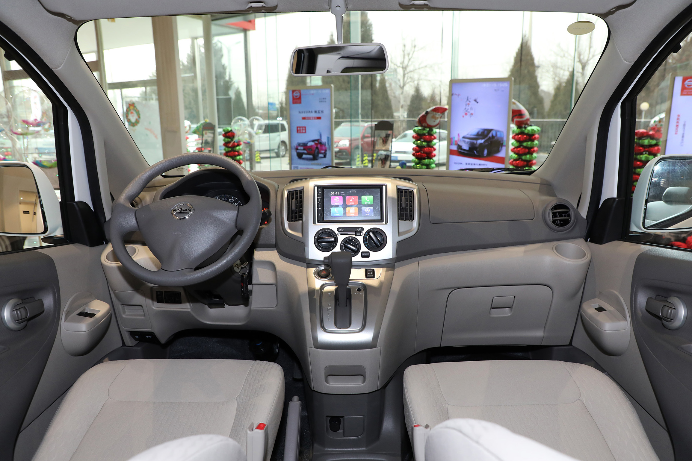 内饰在大灯方面,日产nv200采用了远照灯卤素大灯,近照灯卤素大灯.