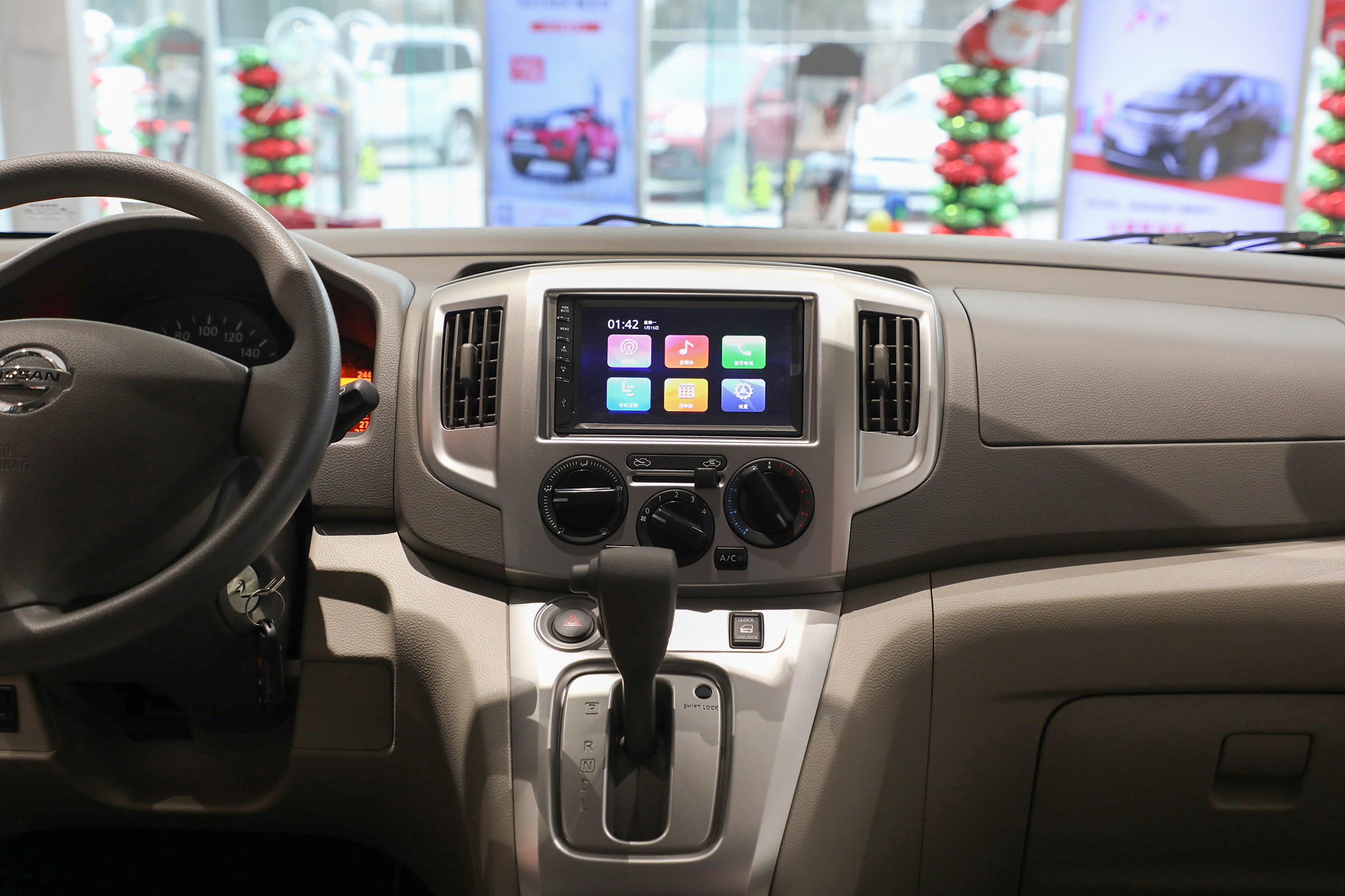 日产nv200的内饰布局简约大方,设计也符合年轻人的审美,中控按键的