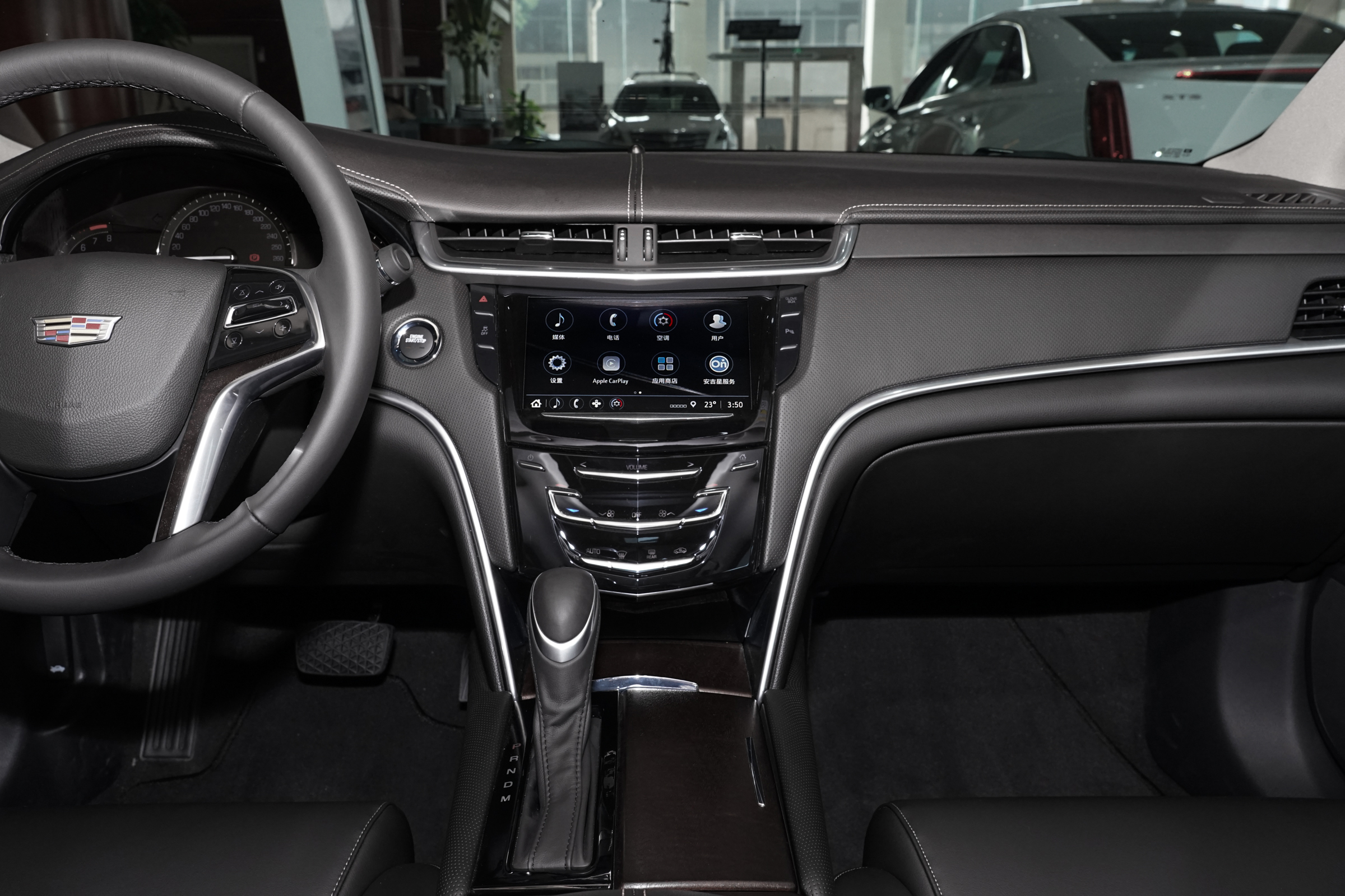 凯迪拉克xts的内饰布局简约大方,设计也符合年轻人的审美,中控按键的