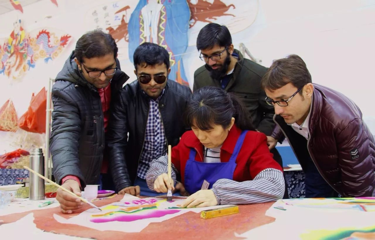 一大波留学生专程到访潍坊，做年画、扎风筝……